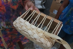 2019-04-29-vervaardiging-maïskolfbladeren-tas-om-een-houten-mal