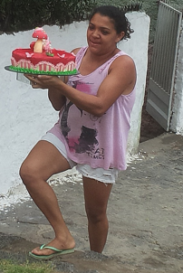 Teresa leent € 650 om haar hobby te professionaliseren; ze start haar catering bakkerij. Foto: ze bezorgt een kinderverjaarstaart.